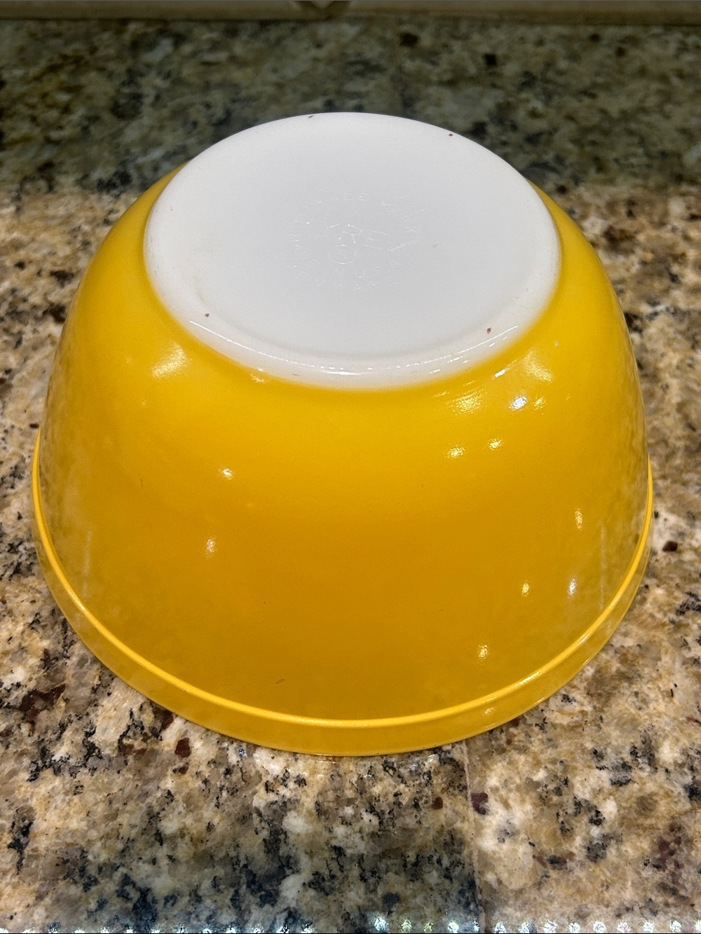 Pyrex 402 1 1/2 Quart mixing bowl yellow - Picture 3 of 6